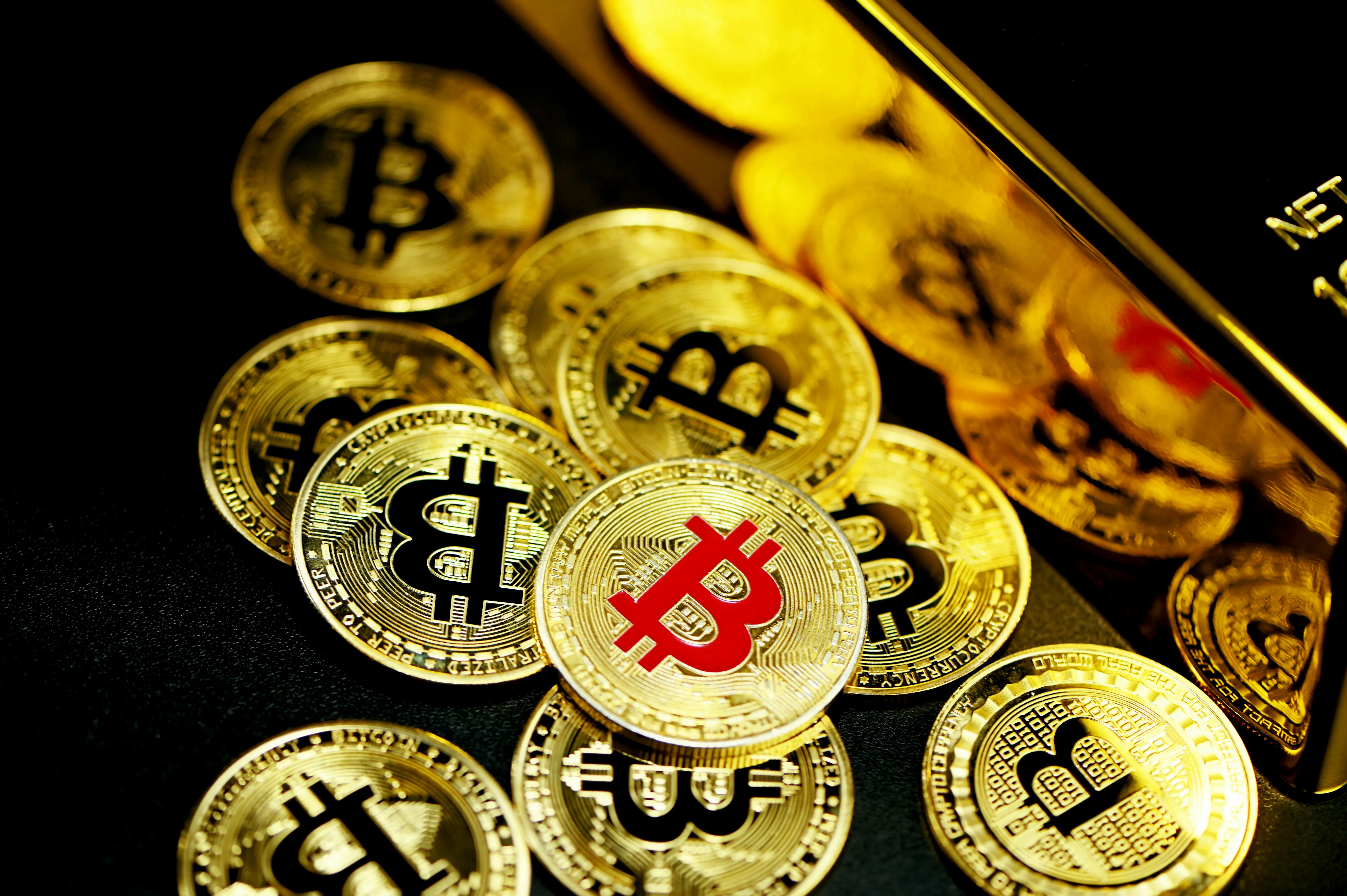 Hình nền tổng quan nền tảng cá cược thể thao Oxbet Casino với hình ảnh ăn mừng chiến thắng và hiệu ứng ánh sáng xanh vàng